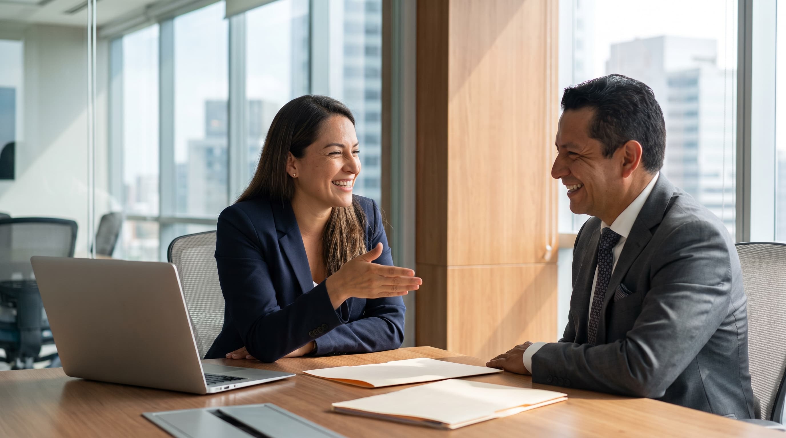 Dos profesionales conversando durante una negociación
